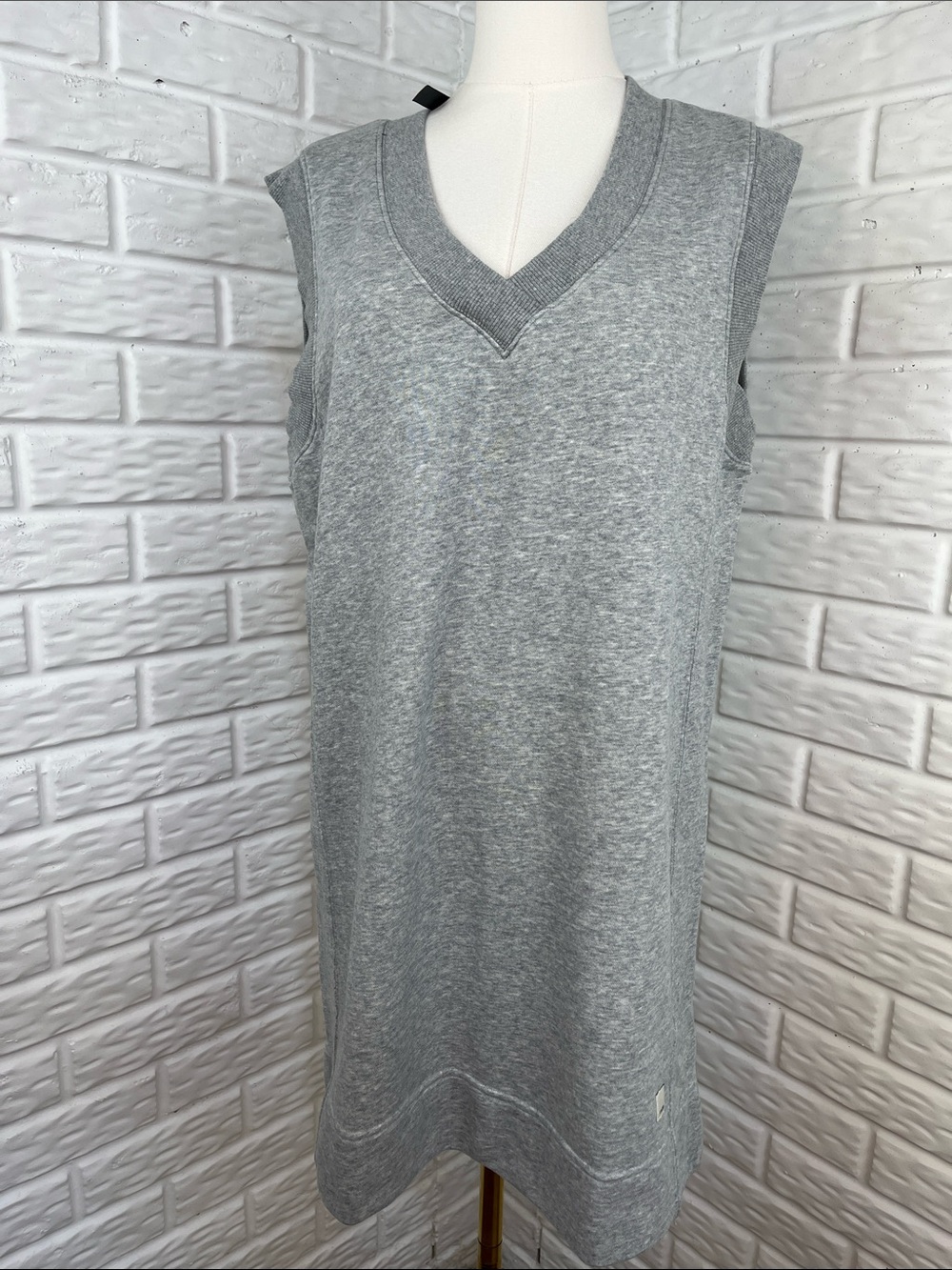 Vuori Sedona Vest Sweatshirt Dress Light Heather Grey Sleeveless Sz Sm NWOT - Picture 2 of 12
